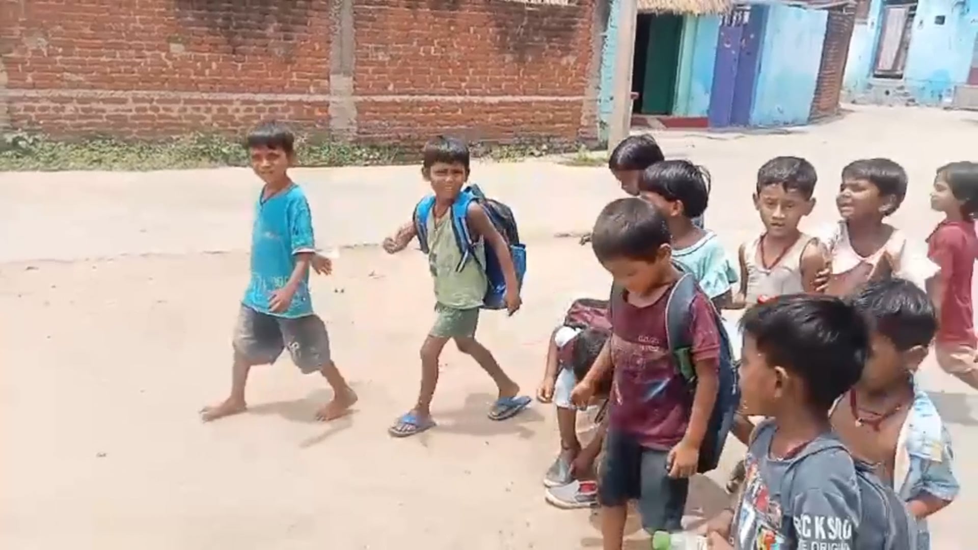 भीषण गर्मी से बेहाल बच्चे, स्कूलों एवं आंगनबाड़ी केंद्रों में गर्मी छुट्टी की मांग तेज।