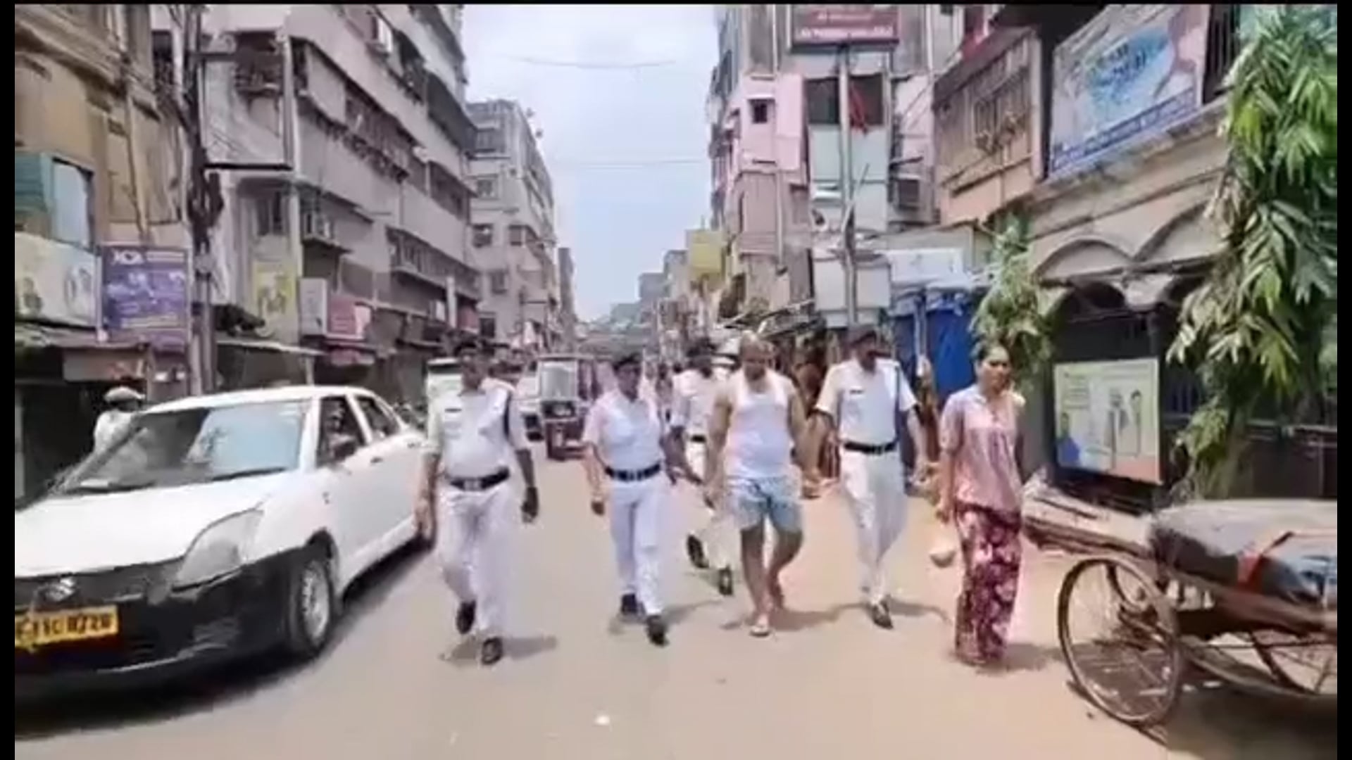 ▶️पश्चिम बंगाल*◀️
2021 में पुलिसकर्मियों पर गोली चलाने और 20 से अधिक बम फेंकने के आरोपी टीएमसी गुंडे आकाश सिंह को अंडरवियर में हावड़ा की सड़कों पर घुमाया गया।