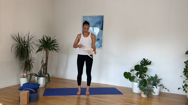 Yoga for Rygg. Uke 1, del 2: Hovedfokus: Holdning, linjering og å jobbe mot tyngdekraften. 20 min.