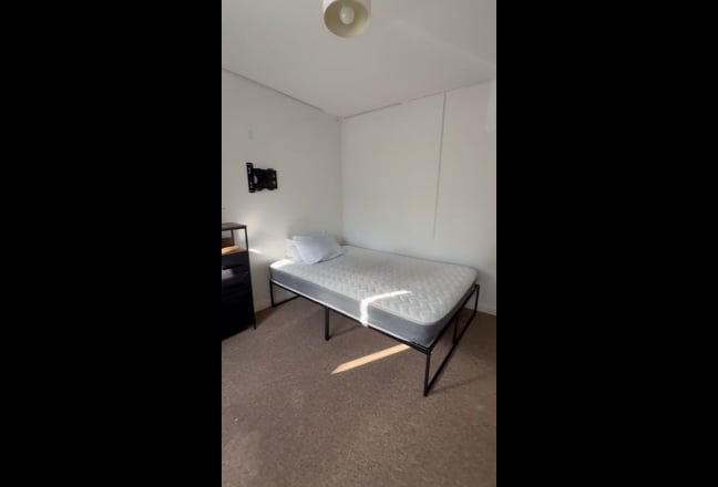 A bright double room available in N12  Main Photo