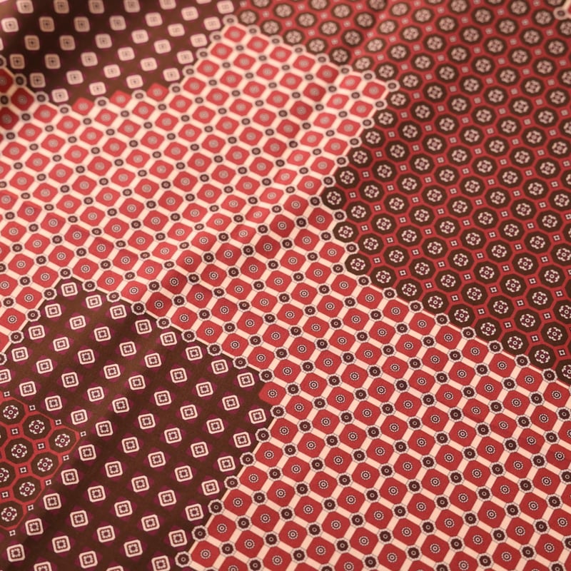 Vidéo: Popeline 100% coton – Patchwork géométrique bordeaux
