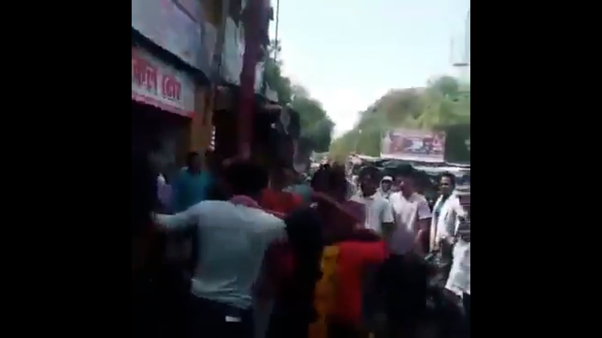 2 मिनट में 51 चप्पल-

उत्तर प्रदेश के ललितपुर में बस स्टैंड पर पारिवारिक विवाद के दौरान हाईवोल्टेज ड्रामा देखने को मिला। 
एक महिला ने अपनी बहू को उसके कथित प्रेमी के साथ पकड़ लिया,जिसके बाद मौके पर जमकर हंगामा हुआ।
विवाद बढ़ने पर सास ने युवक को चप्पलों से पीटना शुरू कर दिया। करीब दो मिनट में युवक पर कई बार चप्पलों से वार किए गए। इसी दौरान महिला का बेटा भी मौके पर पहुंच गया और पत्नी से मारपीट करने लगा