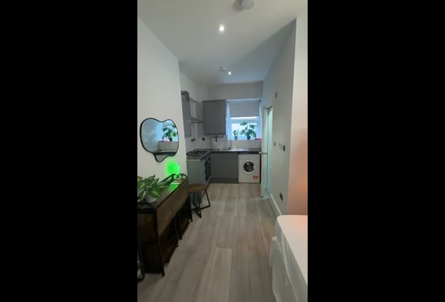 Newly Renovated studio Flat, right next to tube Main Photo