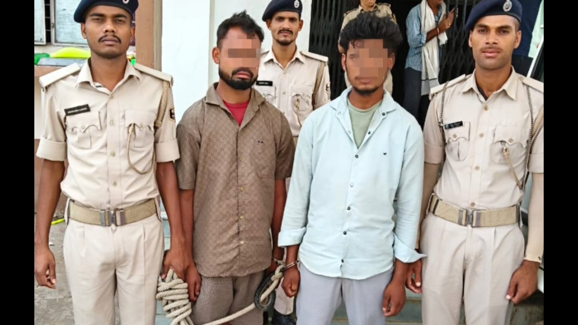 190 लीटर महुआ शराब के साथ बाइक सवार दो युवक की गीरफ्तार
