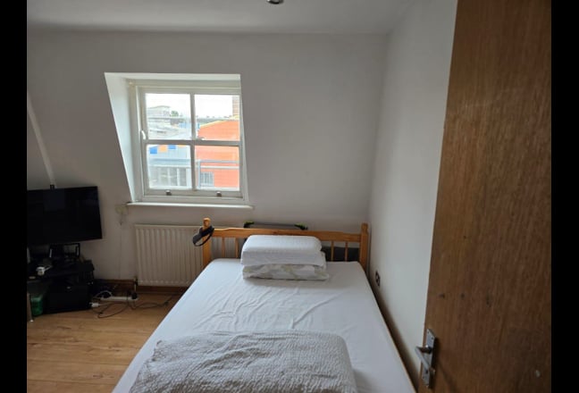 En-Suite Shower Room  w/bills and cleaner incl Main Photo