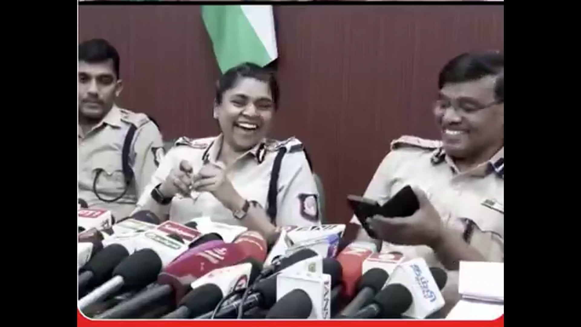 ▶️.....कोयंबटूर में मासूम से दरिंदगी: प्रेस कॉन्फ्रेंस में पुलिस अधिकारियों के हंसने पर भड़का जनआक्रोश

तमिलनाडु