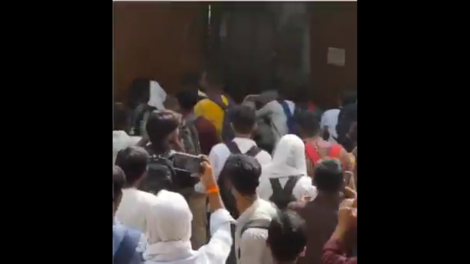 ▶️.......NEET UG के अब SSC GD का पेपर लीक हो गया है इसके कारण परीक्षा कैंसिल किए जाने की खबर है पर उनकी अभी पोस्ट नहीं हो रही है हालांकि पेपर लेकर घटना के बाद लखनऊ में छात्रों ने भारी हंगामा किया और केंद्र में तोड़फोड़ की