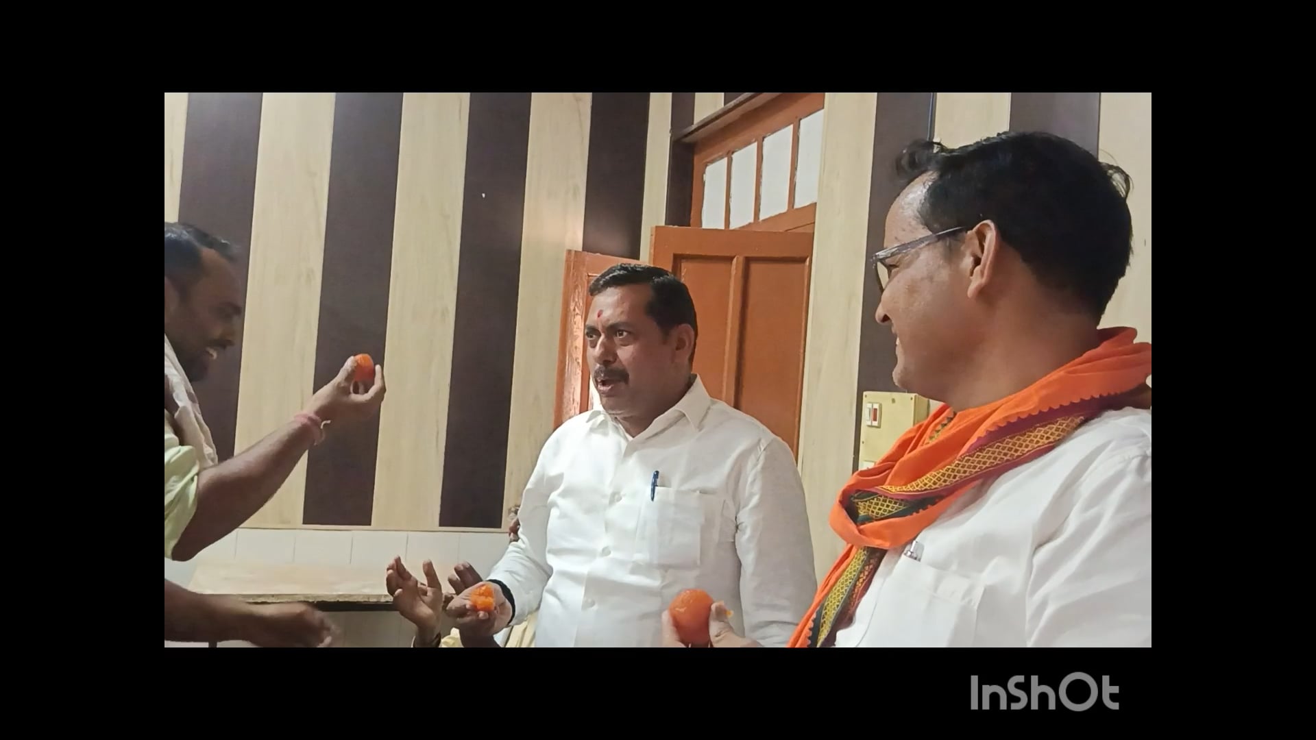 प्रधानों को प्रशासक बनाए जाने पर प्रधान संघ अध्यक्ष अरविंद शुक्ला ने बांटी मिठाई, जताई खुशी*