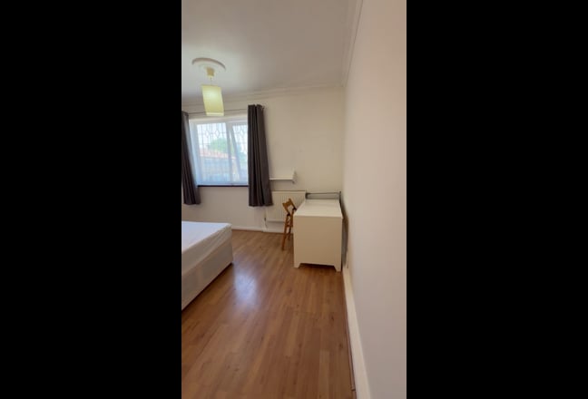 1 double room availabe in a clean flat share Main Photo