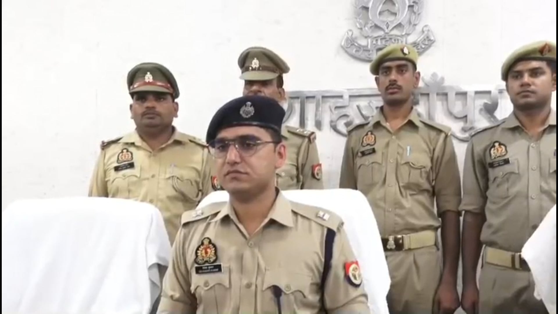 फर्जी पेट्रोल पंप चलाकर नकली डीजल-पेट्रोल बेचने वाले 5 आरोपी गिरफ्तार

थाना रोजा क्षेत्र में फर्जी पेट्रोल पंप संचालित कर नकली डीजल और पेट्रोल की बिक्री करने वाले 5 अभियुक्तों को पुलिस ने गिरफ्तार किया है। मामले में पुलिस ने त्वरित कार्रवाई करते हुए आरोपियों के खिलाफ आवश्यक विधिक कार्रवाई शुरू कर दी है। अपर पुलिस अधीक्षक (नगर) ने बताया कि इस कार्रवाई से अवैध ईंधन कारोबार पर प्रभावी रोक लगाने का प्रयास किया जा रहा है।