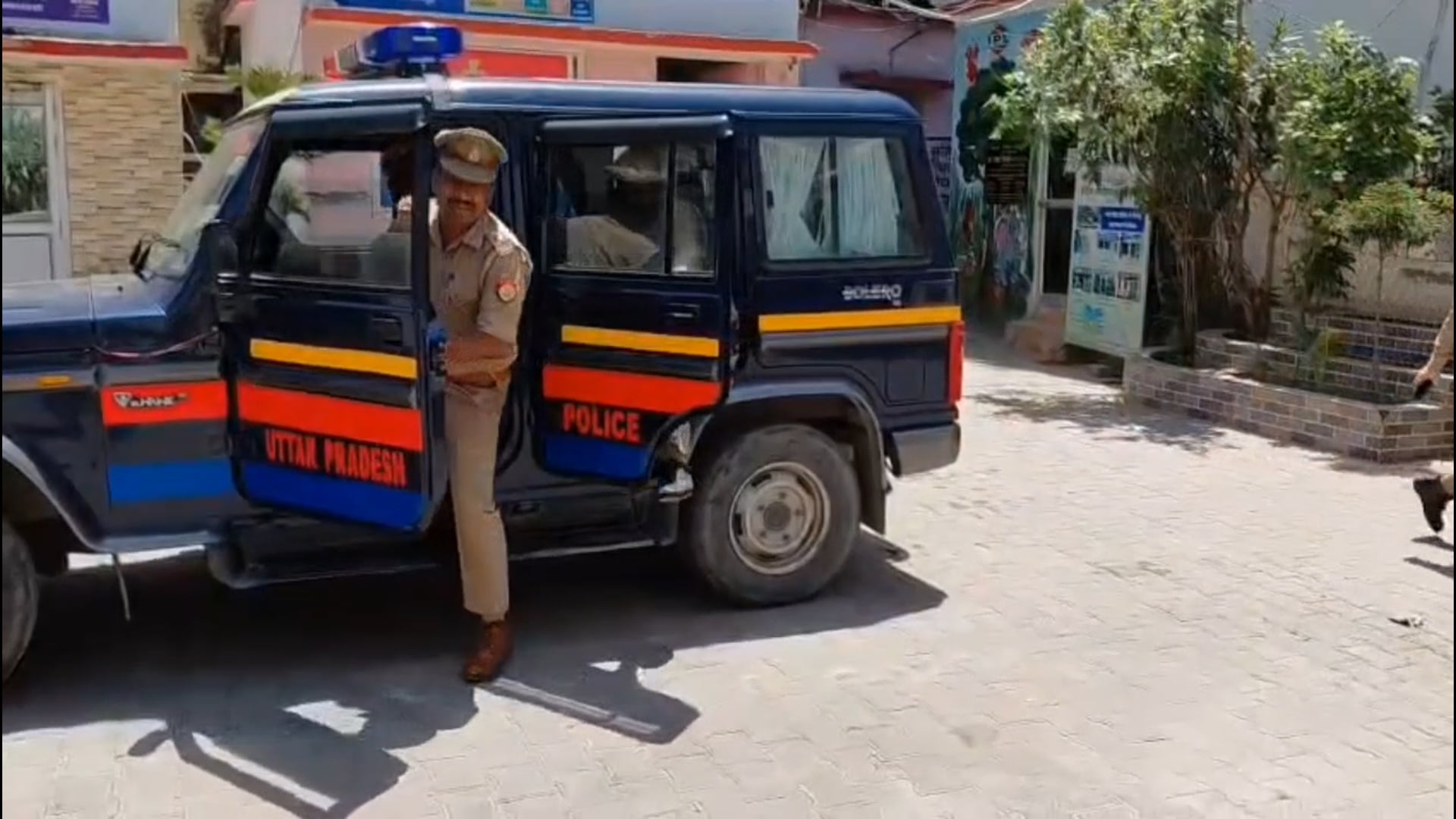 नाबालिग से दुष्कर्म के आरोपी को सदर बाजार पुलिस ने दबोचा, पॉक्सो एक्ट में भेजा जेल

शाहजहाँपुर। सदर बाजार थाना पुलिस ने नाबालिग लड़की को बहला-फुसलाकर भगाने और उसके साथ शारीरिक संबंध बनाने के आरोपी युवक को गिरफ्तार कर लिया। पुलिस ने आरोपी के खिलाफ बीएनएस और पॉक्सो एक्ट की धाराओं में कार्रवाई करते हुए न्यायालय में पेश किया।
