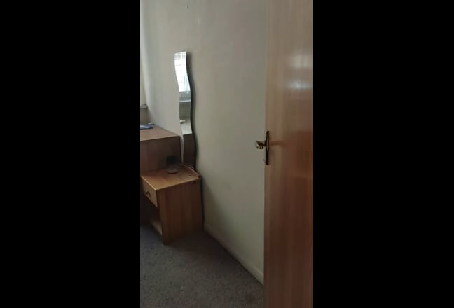 URGENTLY Looking for a flatmate  Main Photo