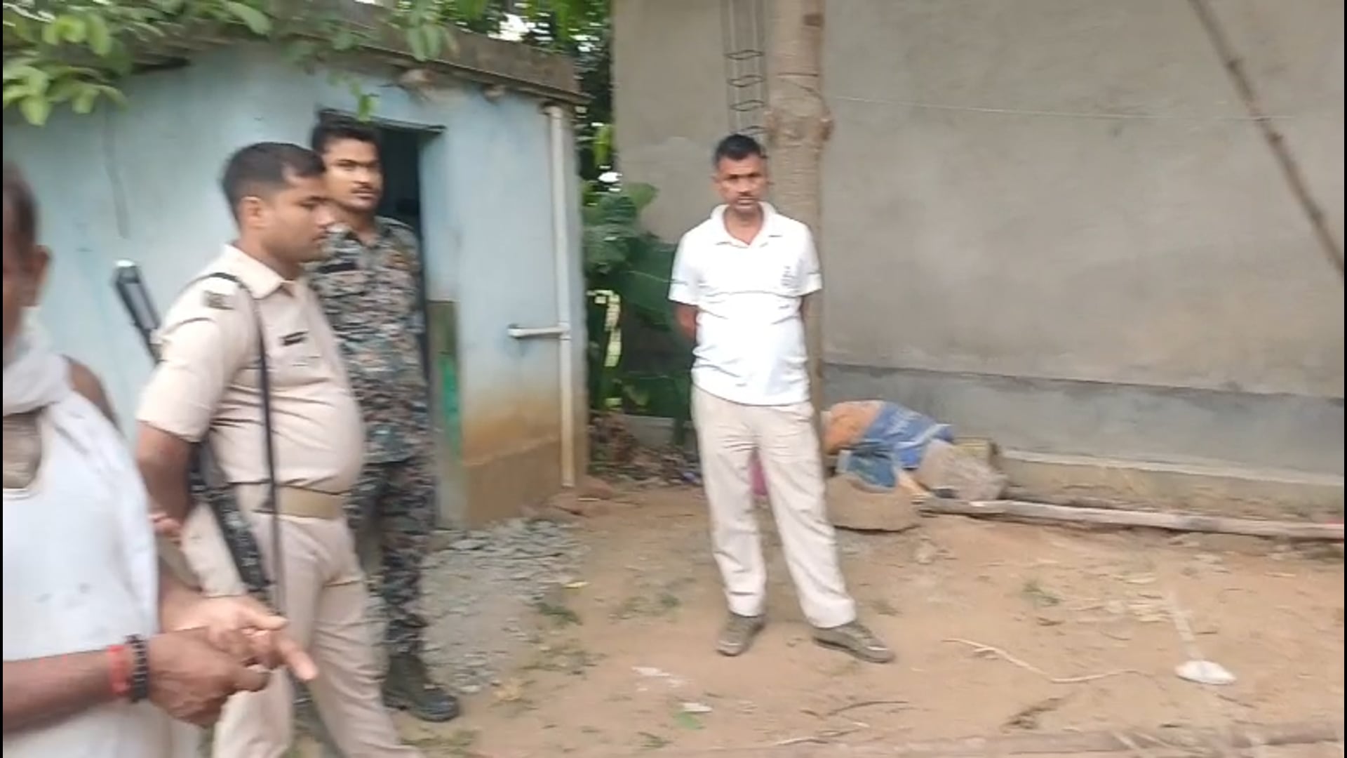 कुसुमजोरी पैक्स प्रबंधक घर अज्ञात चोर ने दीवार काटकर उड़ाया लाखों का जेवर एवं कीमती सामान, छानबीन में जुटी पुलिस व श्वान