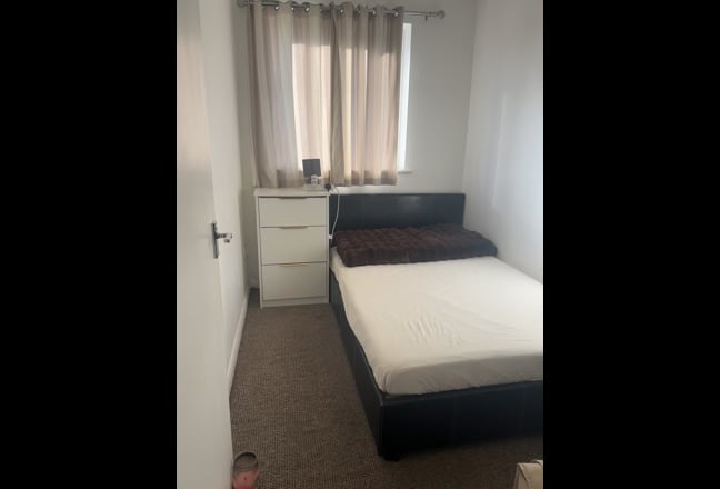 Medium size room for female tenant  Main Photo