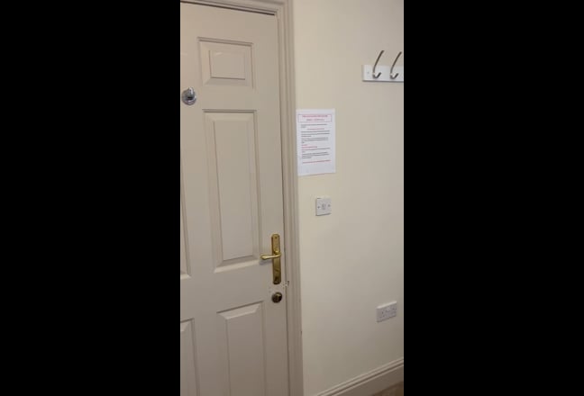  ⭐ Beautiful Double Room in Crawley Town Centre  Main Photo