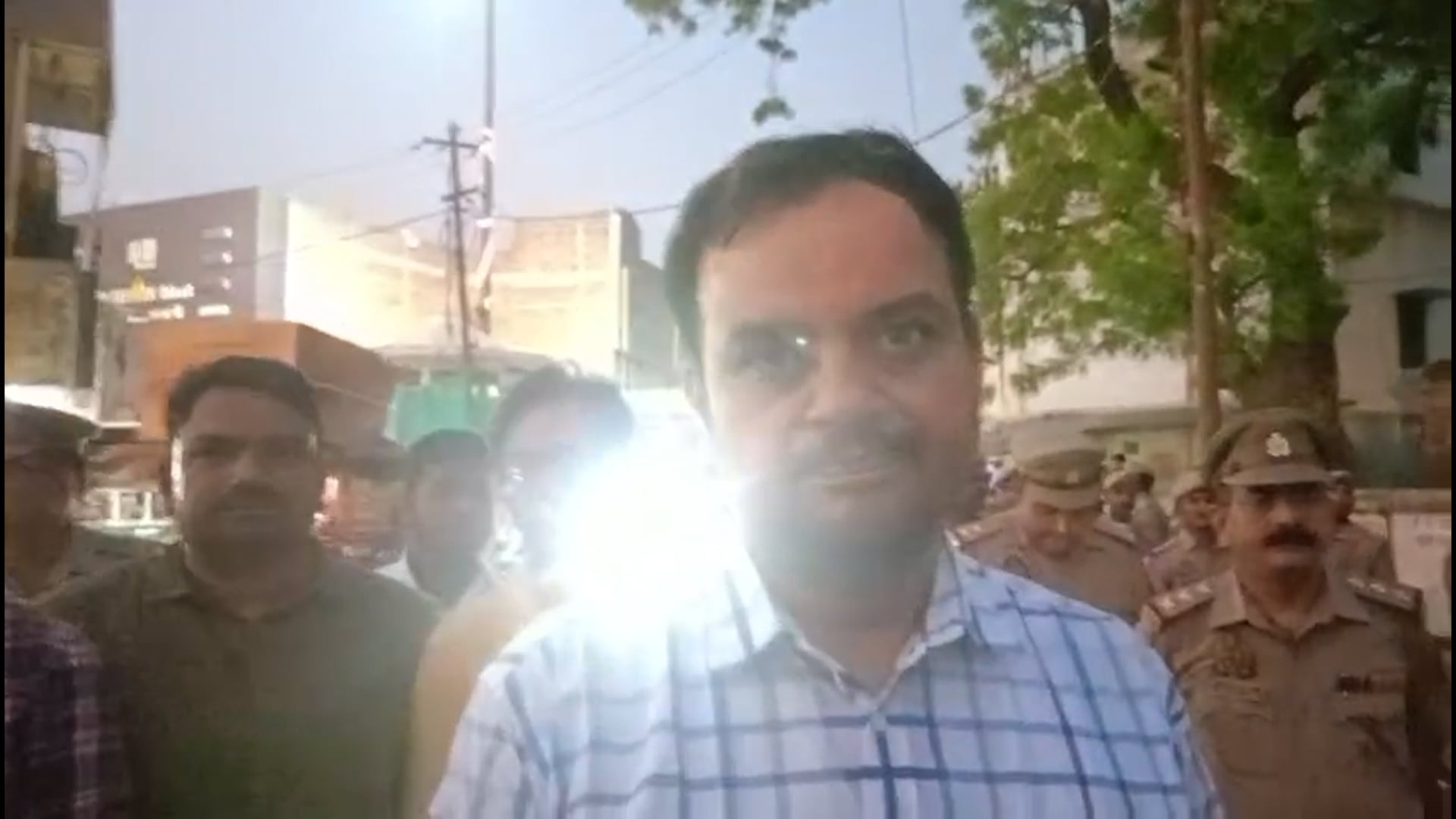 *बकरीद पर्व को लेकर मुहम्मदाबाद नगर में रूट मार्च के दौरान संवाददाताओं से बातचीत में जिलाधिकारी ने क्या कुछ कहा आप खुद स