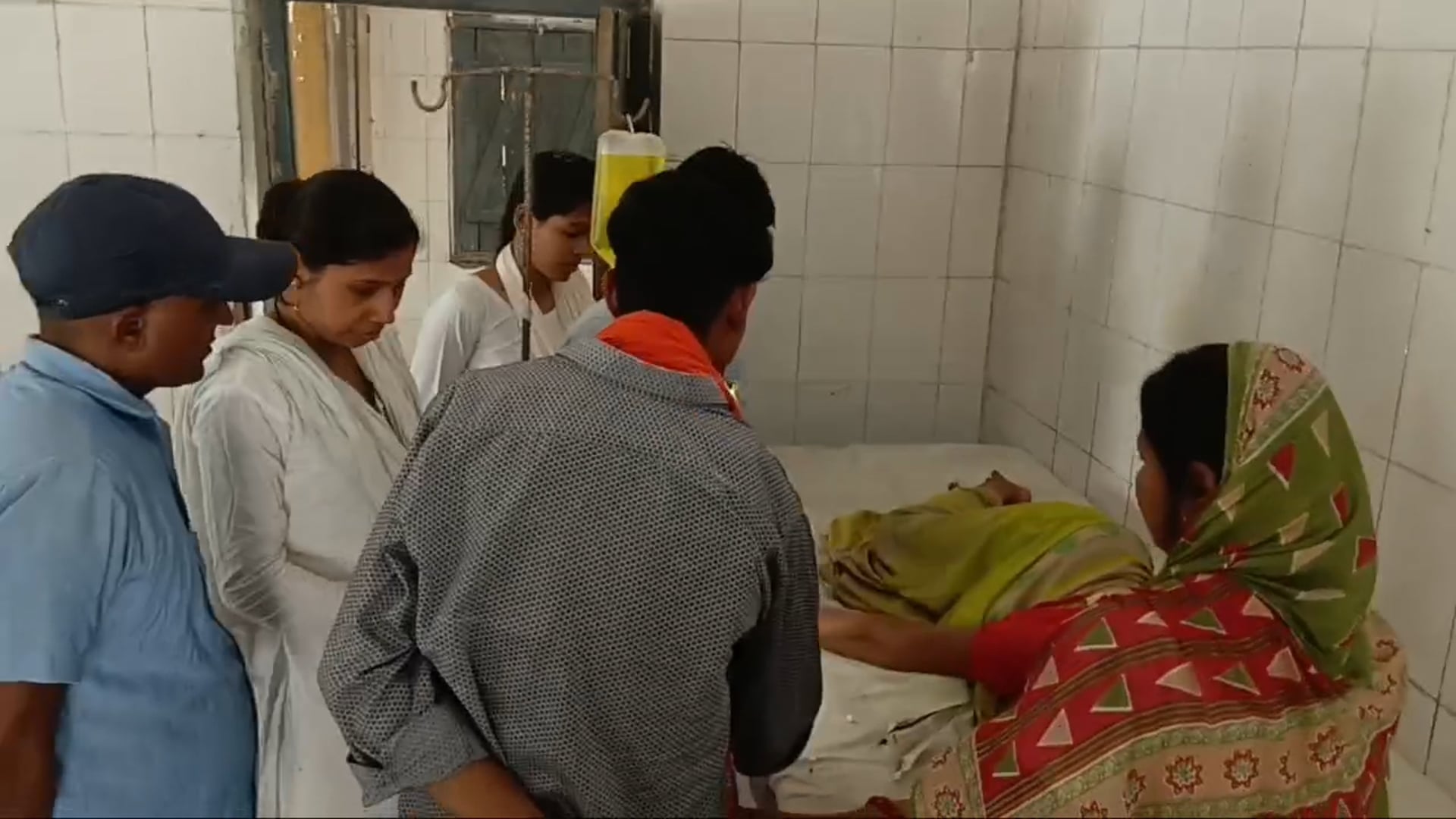 पानी लाने के दौरान महिला चक्कर खाकर गिरी पीएचसी में भर्ती