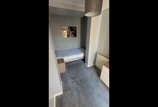1 x Single with shared bathroom (TR) Main Photo
