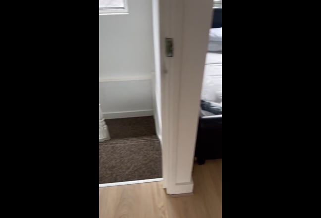 En-suite room for single user ready to move ASAP Main Photo