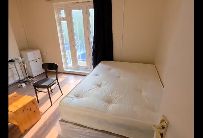 Spacious Furnished Double Room in a maisonette– E2 Main Photo