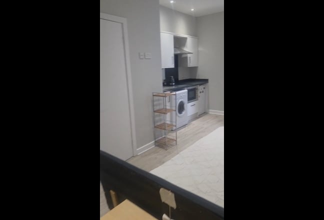 Studio-Own w/machine,kitchen,ensuite, close to uni Main Photo