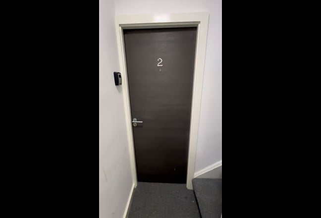 Modern 2-bed flat in L8, close to city Main Photo