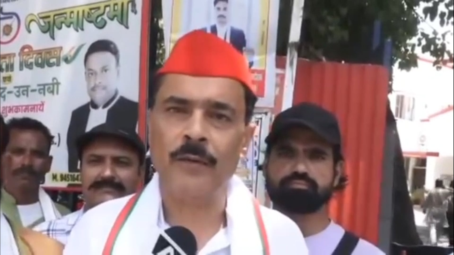 शाहजहाँपुर में रातोंरात लगे पोस्टरों ने राजनीतिक माहौल गर्मा दिया है। शहर के कई इलाकों में लगाए गए पोस्टरों में Akhilesh Yadav और Samajwadi Party को महिला विरोधी बताया गया। कुछ पोस्टर भाजपा के फ्लेक्स के ऊपर लगाए जाने से मामला और चर्चा में आ गया। सुबह जानकारी मिलने पर सपाइयों ने कई स्थानों से पोस्टर हटाए। सपा जिलाध्यक्ष तनवीर खां ने इसे पार्टी को बदनाम करने की साजिश बताते हुए CCTV फुटेज के आधार पर कार्रवाई की मांग की है। अब यह पोस्टर वार शाहजहाँपुर की राजनीति में नया मोड़ लेता दिख रहा है।