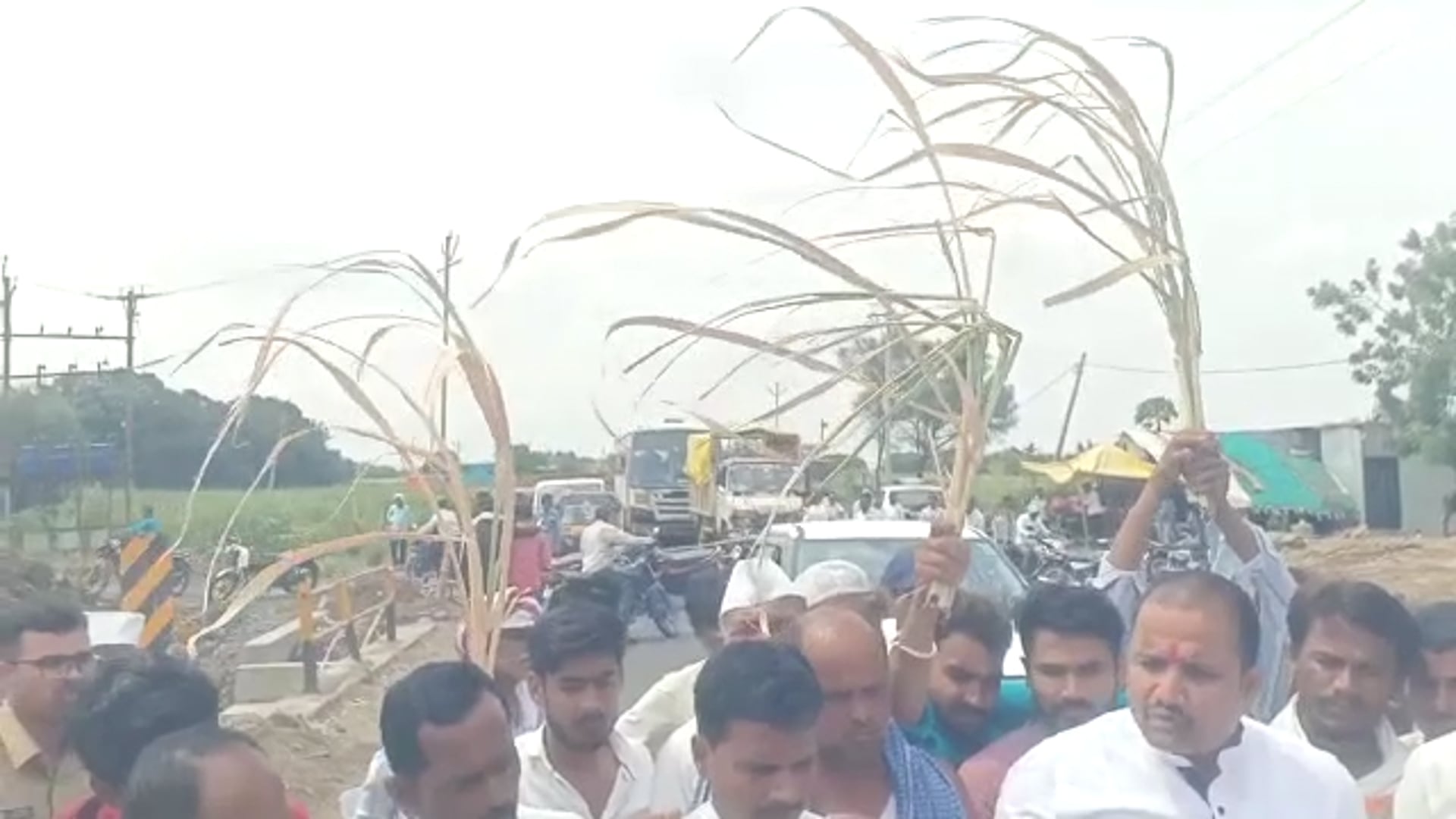 शेतीसाठी पाणी मिळावे या मागणीसाठी शेतकरी उतरले रस्त्यावर,रास्ता रोको आंदोलन