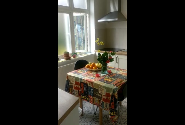 Huge double bed sitting room in a detached house Main Photo