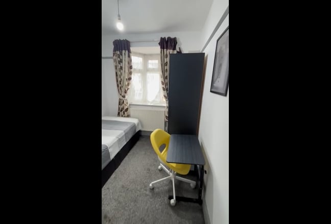 Sunny Room in Quiet Tooting Street ✨ Move-in June✨ Main Photo