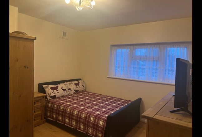 Spacious Newly Refurbished Double Room Main Photo