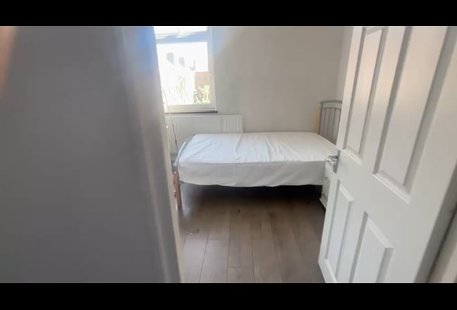 Double room off Queens Road Peckham Main Photo