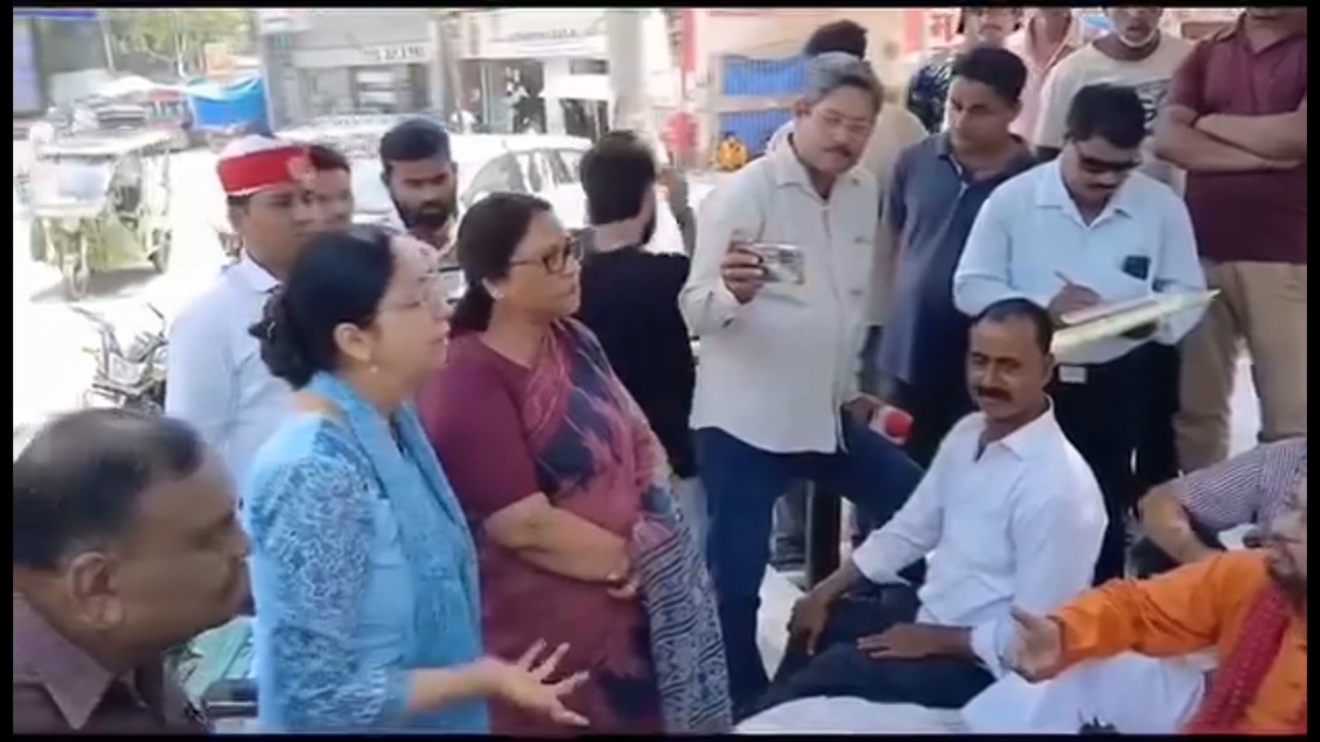 जनसमस्याओं को लेकर भाजपा पार्षद धरने पर बैठे
शाहजहांपुर में नगर निगम की कार्यप्रणाली से नाराज भाजपा पार्षदों ने नगर निगम परिसर में शहीद प्रतिमाओं के पास धरना दिया। पार्षदों ने शहर में जलभराव, टूटी सड़कों और सीवर लीकेज जैसी समस्याओं पर अधिकारियों की अनदेखी का आरोप लगाया।
धरने पर बैठे पार्षदों का कहना था कि कई इलाकों में सड़कें खोदने के बाद मरम्मत नहीं कराई गई, जिससे लोगों को भारी परेशानी हो रही है। लगातार शिकायतों के बावजूद समस्याओं का समाधान नहीं हो पा रहा है।