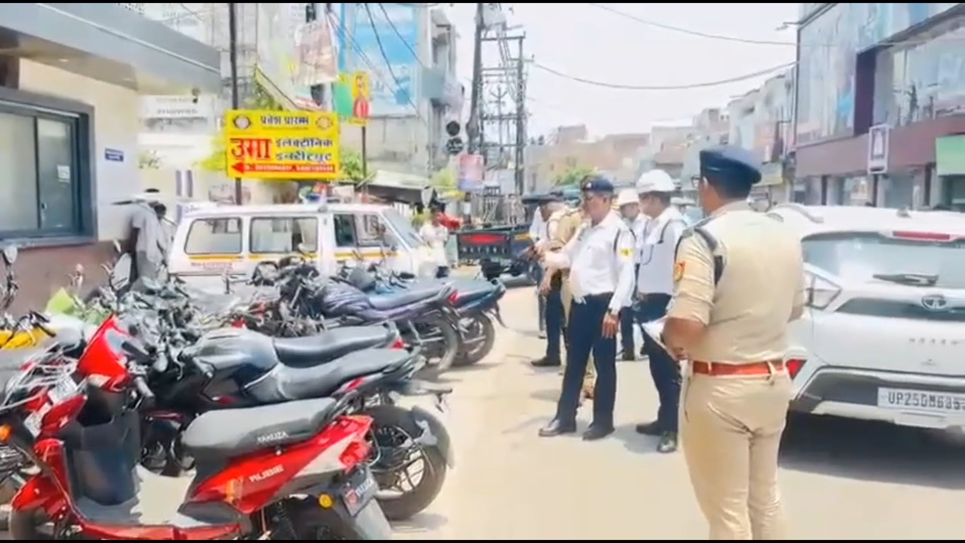 नो पार्किंग पर चला अभियान, 100 से अधिक वाहनों के कटे चालान

शाहजहाँपुर। शहर में सुगम यातायात व्यवस्था बनाए रखने के लिए बुधवार को यातायात पुलिस और नगर निगम की संयुक्त टीम ने बड़ा अभियान चलाया। अन्जान चौकी से कन्नौजिया तिराहे तक नो पार्किंग में खड़े वाहनों के खिलाफ कार्रवाई करते हुए 100 से अधिक वाहनों के चालान किए गए।