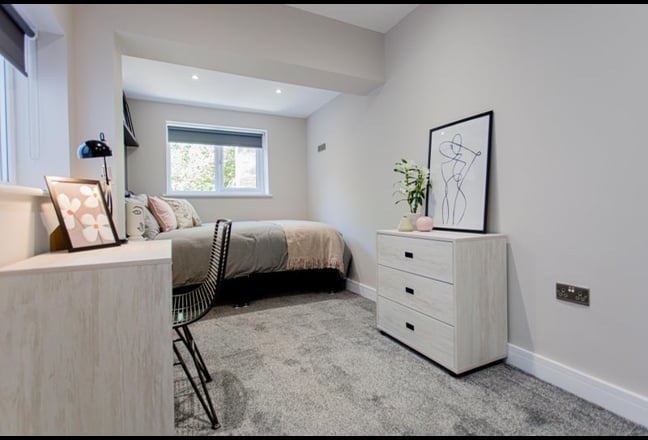 Beautiful Ensuite - Two-Bed  Flat-Share CALAIS RD Main Photo