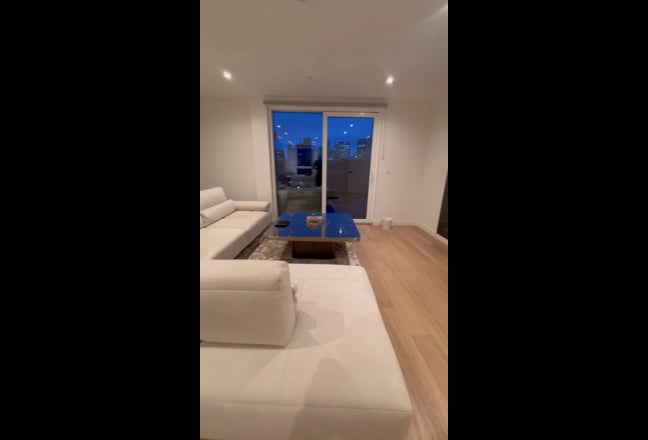 Luxury Living @ Heron Wharf E14  Main Photo