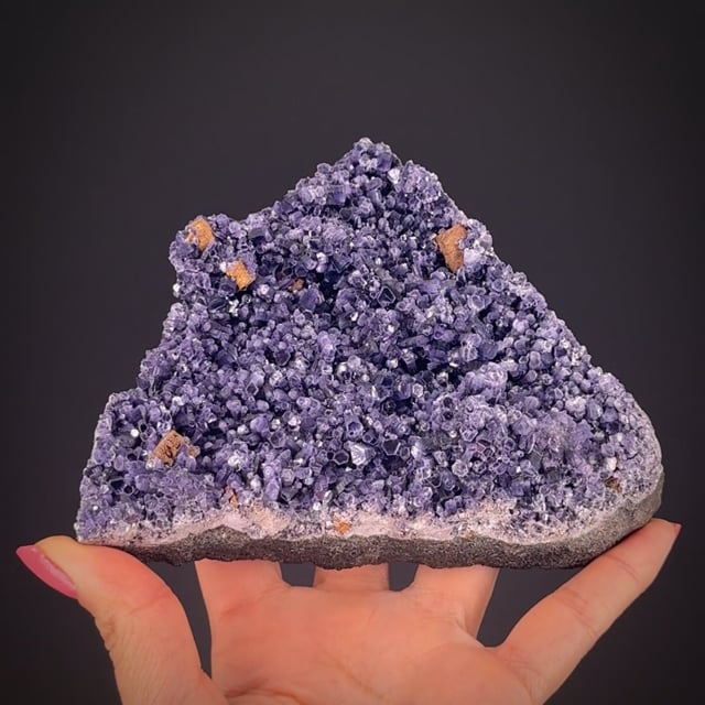 Chromian Amesite with Perovskite