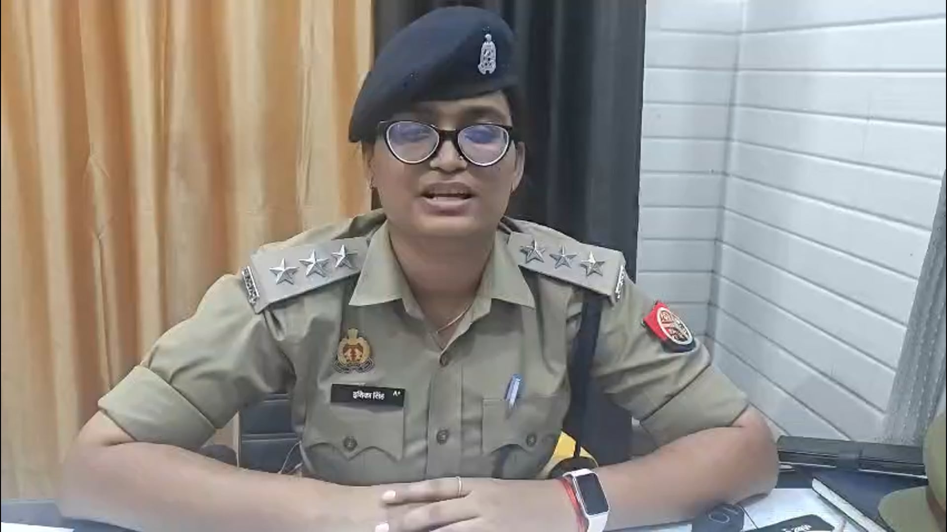 तिलहर में जांच करने पहुंचे दरोगा से अभद्रता, दो पर पुलिस कार्रवाई

शाहजहांपुर के थाना तिलहर क्षेत्र के ग्राम बंधीचक में प्रार्थना पत्र की जांच करने पहुंचे उपनिरीक्षक के साथ दो व्यक्तियों द्वारा अभद्रता किए जाने का मामला सामने आया है। घटना के बाद पुलिस ने तत्काल संज्ञान लेते हुए आरोपियों के खिलाफ आवश्यक कानूनी कार्रवाई शुरू कर दी। मामले को लेकर क्षेत्राधिकारी तिलहर ने बताया कि कानून व्यवस्था से खिलवाड़ करने वालों के खिलाफ सख्त कार्रवाई की जाएगी।
