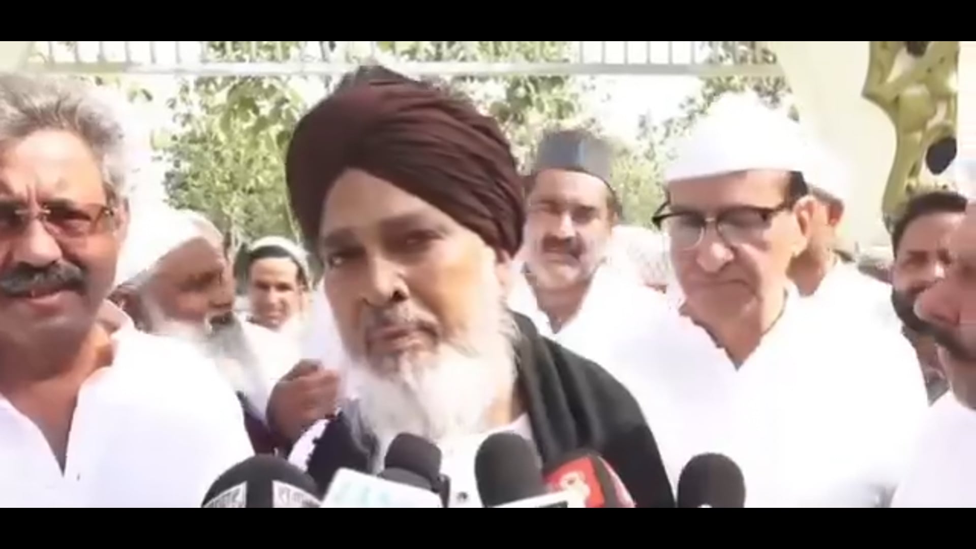 ईदगाह में अदा हुई ईद-उल-अजहा की नमाज, अमन-चैन और तरक्की की मांगी दुआ

शाहजहांपुर की ईदगाह में ईद-उल-अजहा की नमाज अकीदत और शांतिपूर्ण माहौल में अदा की गई। नमाज के बाद लोगों ने मुल्क की तरक्की, खुशहाली और पूरी दुनिया में अमन-चैन कायम रहने की दुआ मांगी। इस दौरान आपसी भाईचारे, सौहार्द और कुर्बानी के पैगाम को भी साझा किया गया।