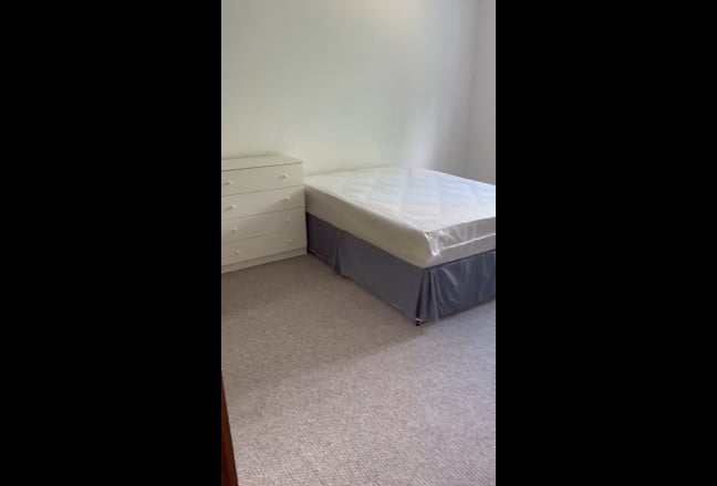 En-suite Bedroom in Ealing Broadway!! Main Photo