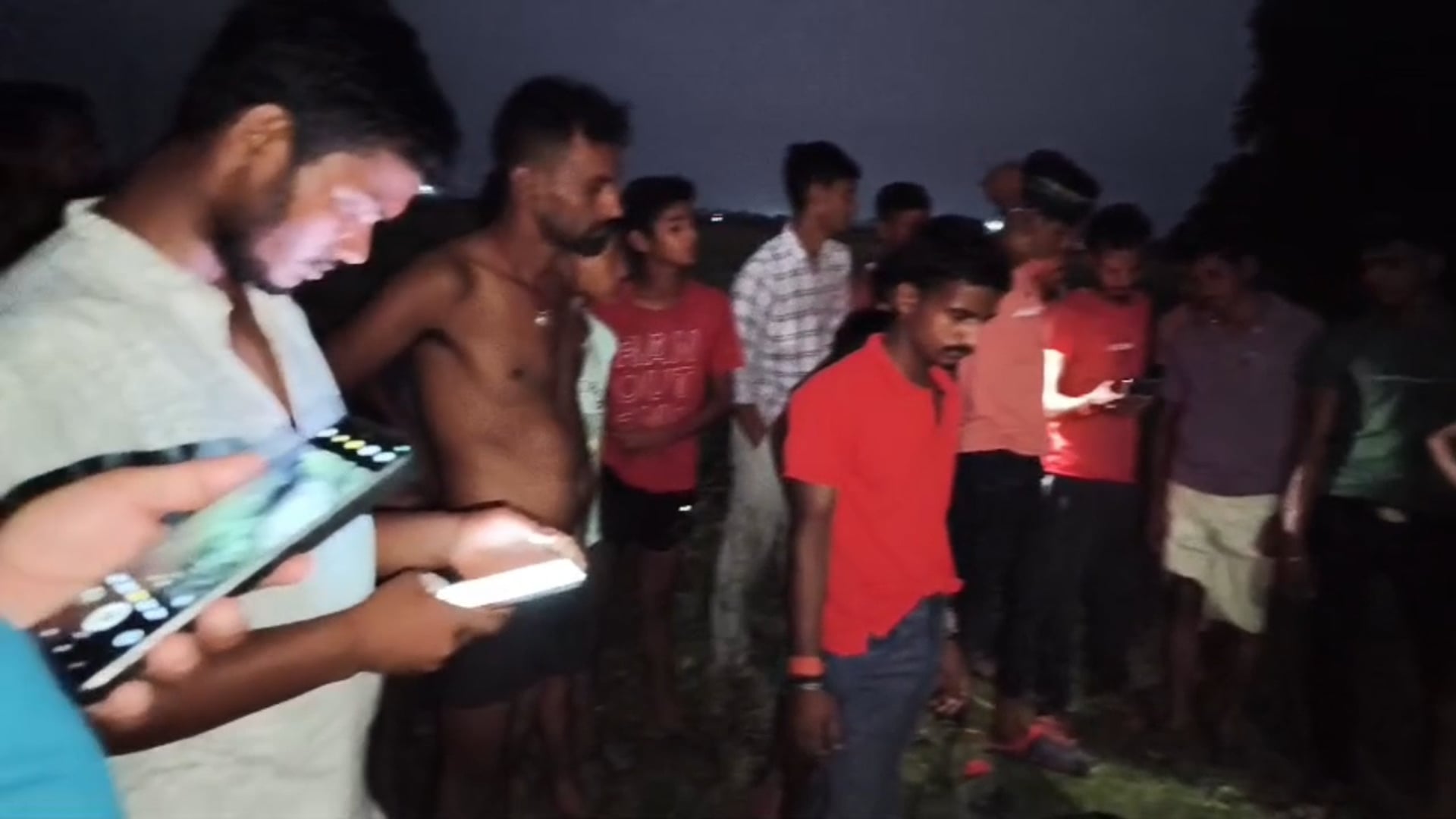 नंगे बिजली तार ने ली बेजुबान की जान, करंट लगने से भैंस की मौत।