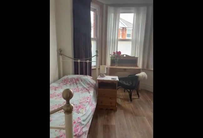 Beautiful large room . Main Photo