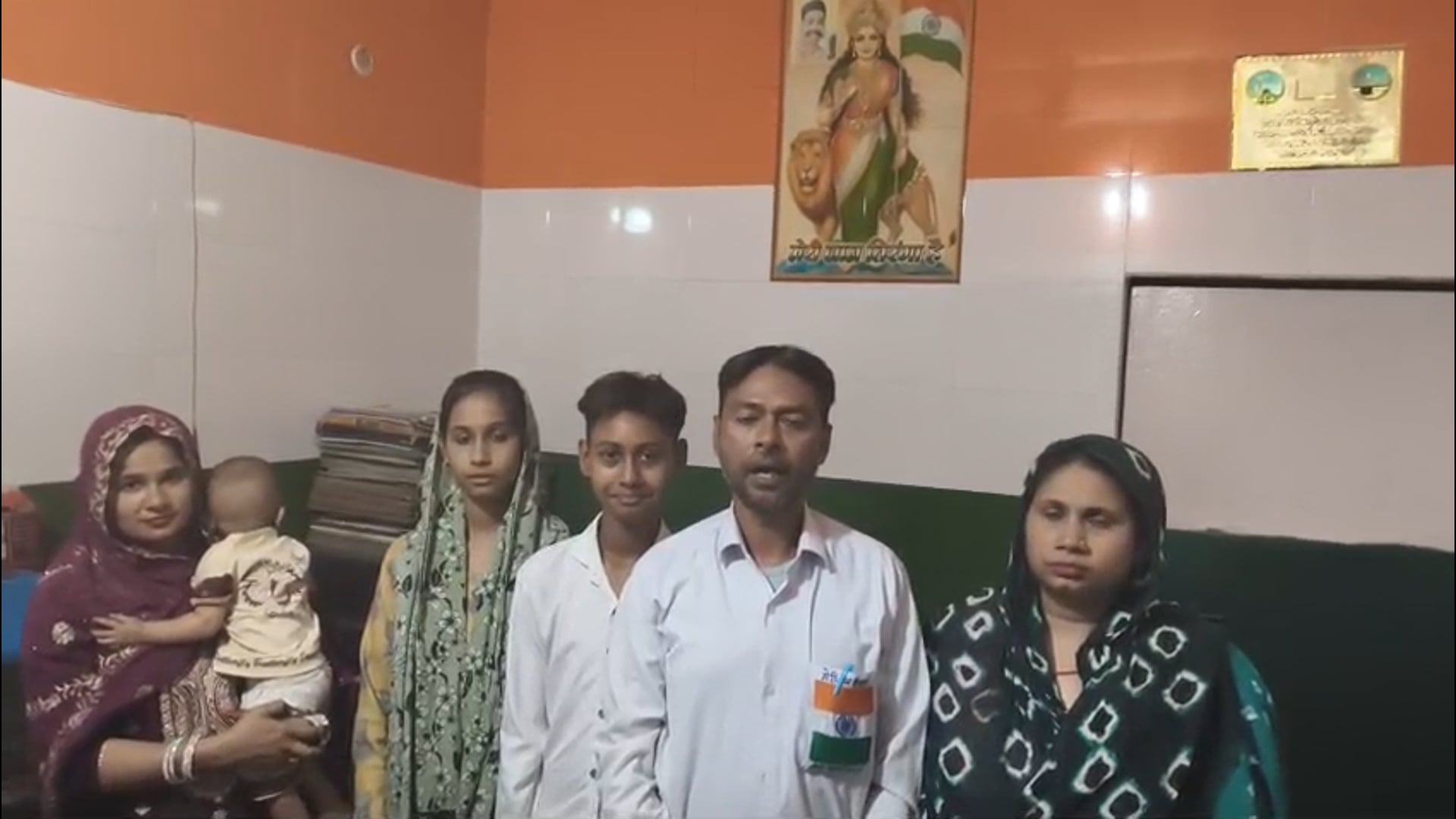 ईद के मुबारक दिन  पर बेजुबान जानवर की बाली ना देकर केक के ऊपर बकरे का चित्र काटकर ईद मनाई गई मुस्लिम परिवार ने