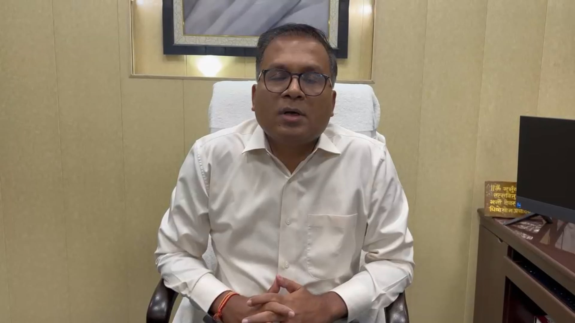 भीषण गर्मी के बीच मौसम विभाग ने नया अलर्ट जारी किया है। आईएमडी के मुताबिक 29 मई को यूपी, दिल्ली, बिहार समेत 15 राज्यों में तेज बारिश और तूफान आने की संभावना है। इस दौरान 90 किलोमीटर प्रति घंटे की रफ्तार से आंधी चल सकती है। मौसम विभाग ने लोगों को सतर्क रहने, बेवजह बाहर न निकलने और किसानों व मछुआरों को विशेष सावधानी बरतने की सलाह दी है। तेज आंधी के कारण पेड़-पौधे और बिजली के खंभे गिरने का भी खतरा जताया गया है।