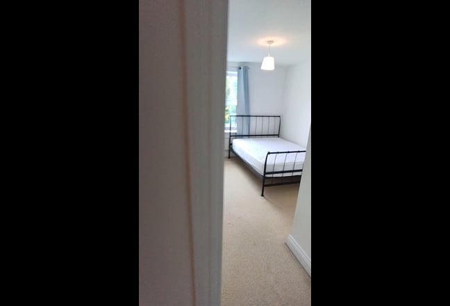 Double Room in 2-Bed Flat with Private Bathroom! Main Photo