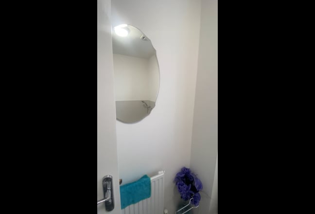  Very clean room in a well-kept 3 bed townhouse Main Photo