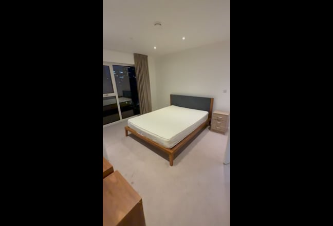 Ensuite Spacious Double Room in East Village Main Photo