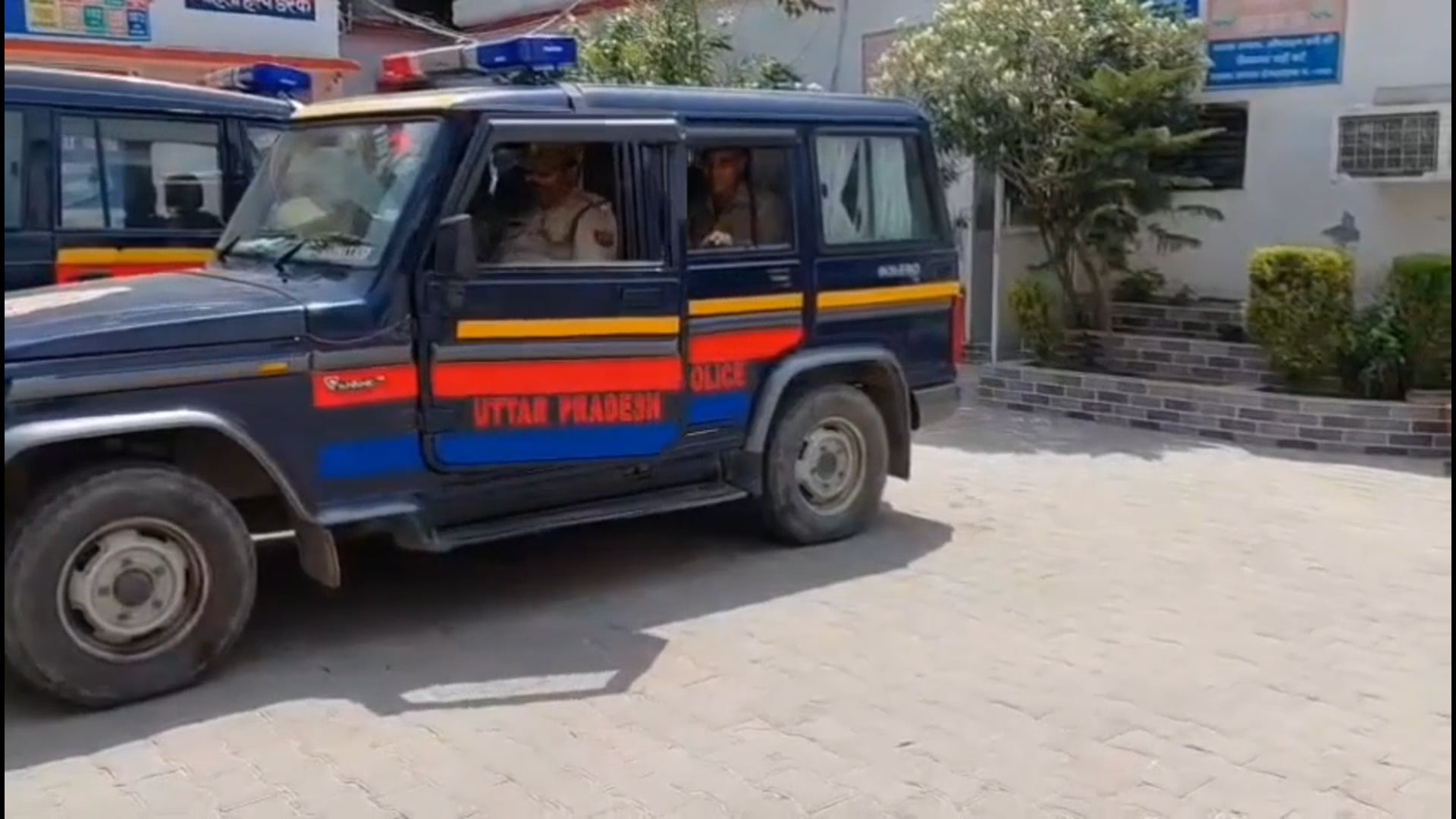 रंगदारी और धमकी के मामले में वांछित आरोपी गिरफ्तार

शाहजहांपुर के थाना सदर बाजार पुलिस ने रंगदारी मांगने और जान से मारने की धमकी देने के मामले में वांछित अभियुक्त मंयक सक्सेना को गिरफ्तार किया है। पुलिस ने मुखबिर की सूचना पर इन्द्रानगर रेलवे लाइन के पास से आरोपी को पकड़ा। आरोपी के खिलाफ संबंधित धाराओं में कार्रवाई कर न्यायालय भेजा जा रहा है।