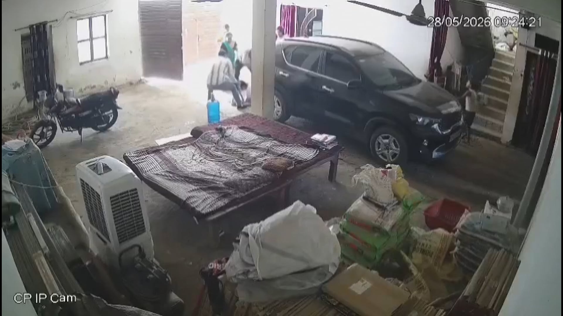 सपा के महिला मोर्चा के जिला अध्यक्ष की बेरहमी से पिटाई देखकर आप भी हो जाएंगे दंग,सीसीटीवी हो रहा वायरस