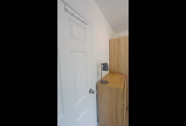 Lovely bright single bed in shared house a Main Photo